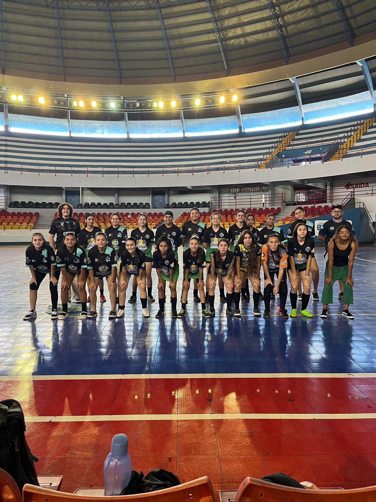 Galera toda unida para uma foto