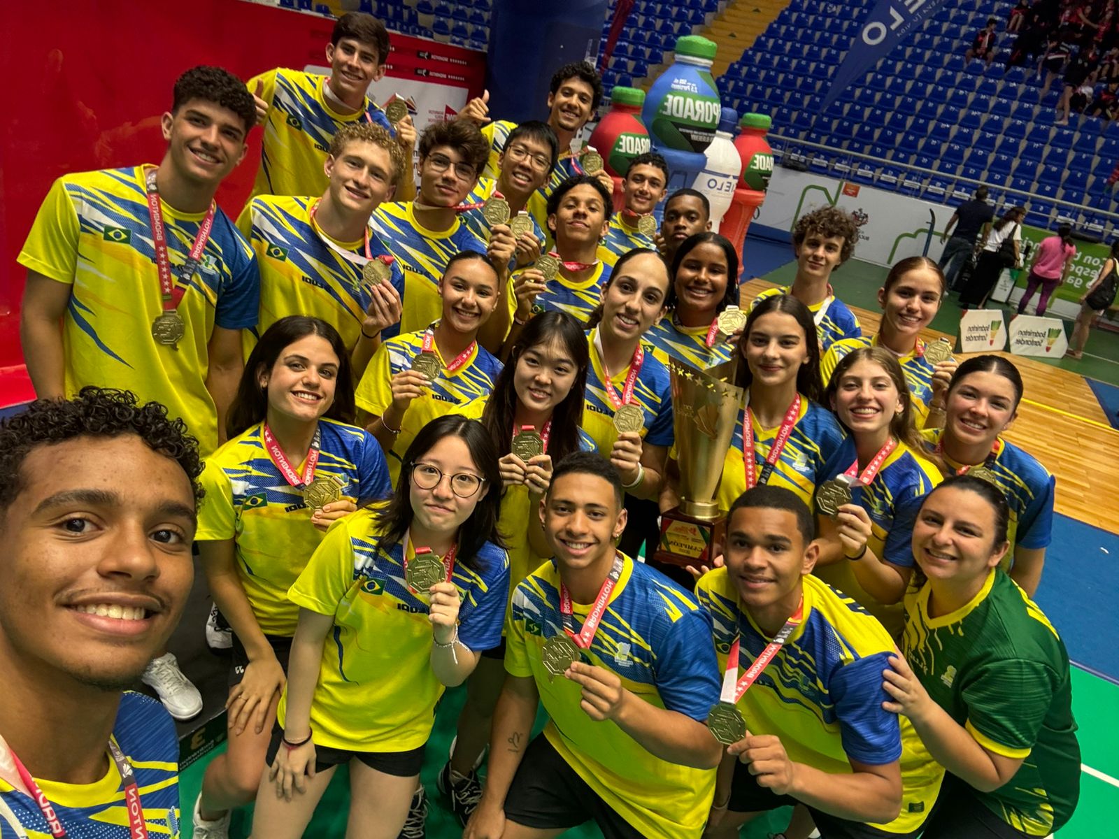 Galeria toda feliz recebendo a premiação