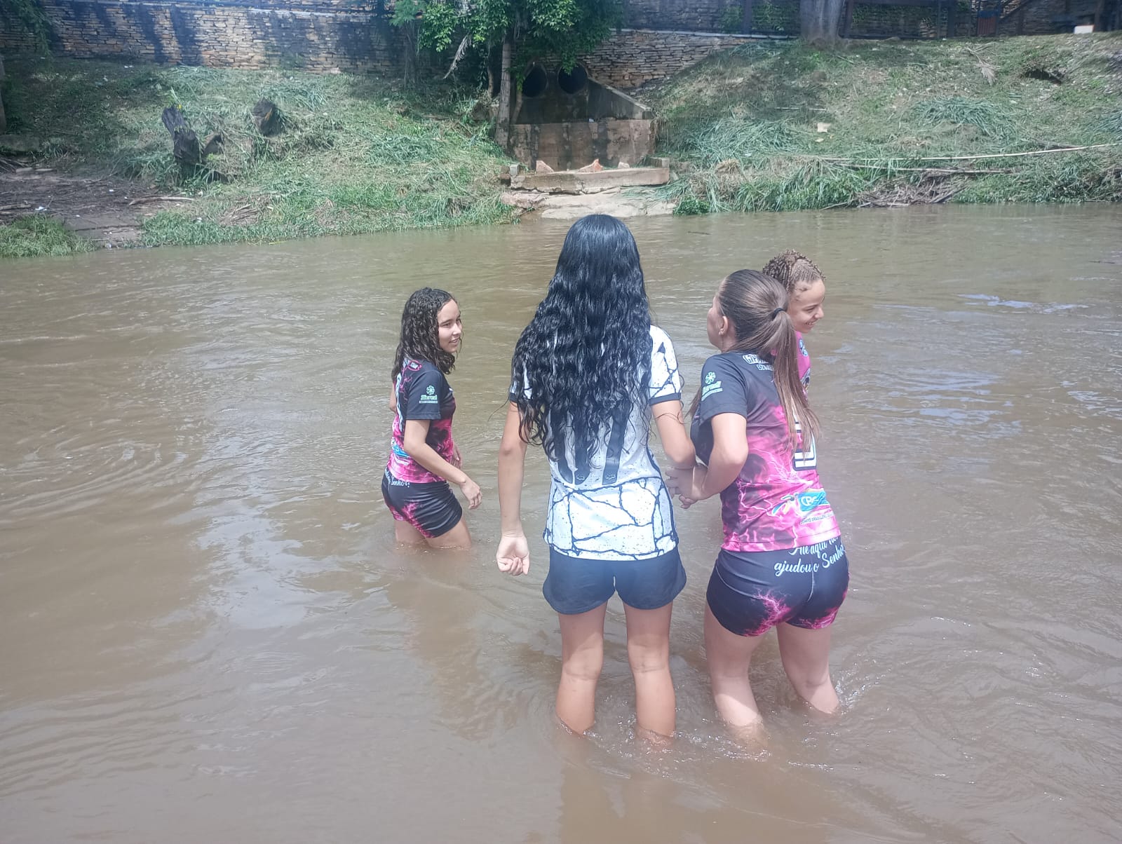 E HORA DE APROVEITAR A AGUÁ FRIA DO RIOS DA CIDADE.